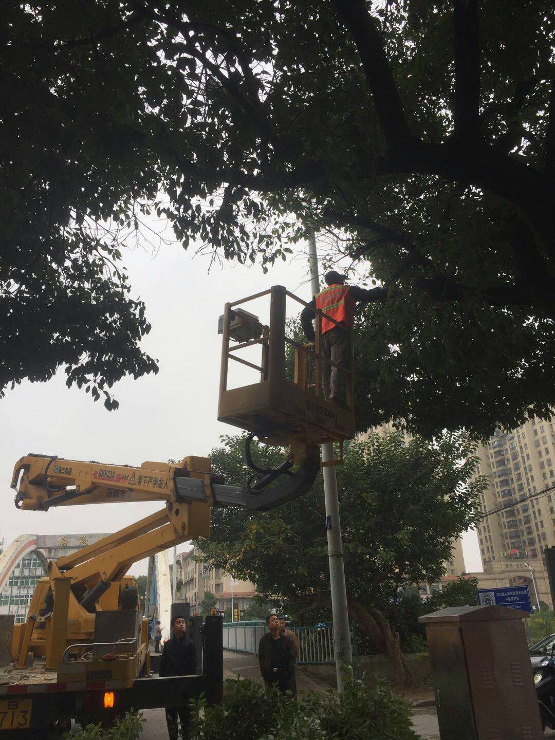 近日，我公司根據(jù)南陵縣市政園林所通知，組織安排人員車輛協(xié)助市政園林所路燈科修剪陵陽路兩側(cè)遮擋路燈照明的樹枝。此項工作持續(xù)了三天，消除了因路燈光照不足帶來的夜間通行安全隱患問題，受到沿線居民一致好評。